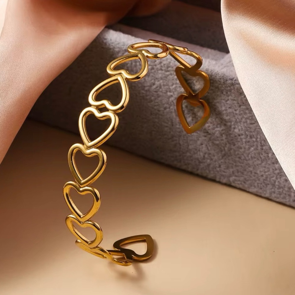 Gold Heart Bracelet Waterproof
Stainless Steel